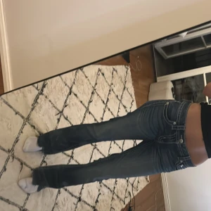 Miss Me jeans  - Säljer ett par blå Miss Me jeans. Jeansen har låg midja och mer som en rak flare, knappt använt, men dem är väldigt snygga men tyvärr inte riktigt är min stil länge💗dem är lite uppklipta längst ner p byxorna men det är inte nått som riktigt märks!