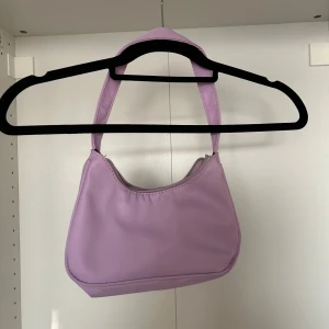 Lila/rosa väska - Tänkte ha som Barbie väska till Halloween men var pirat istället.. aldrig använd 