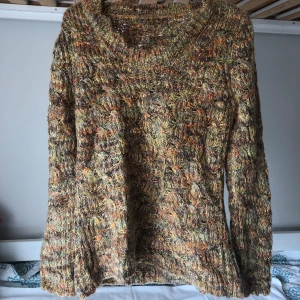 Stickad flerfärgad tröja - Säljer en stickad tröja köpt på en marknad i London. Tröjan har långa ärmar och en bred, rund halsringning. Ingen etikett finns, gissar på storlek XS/S.