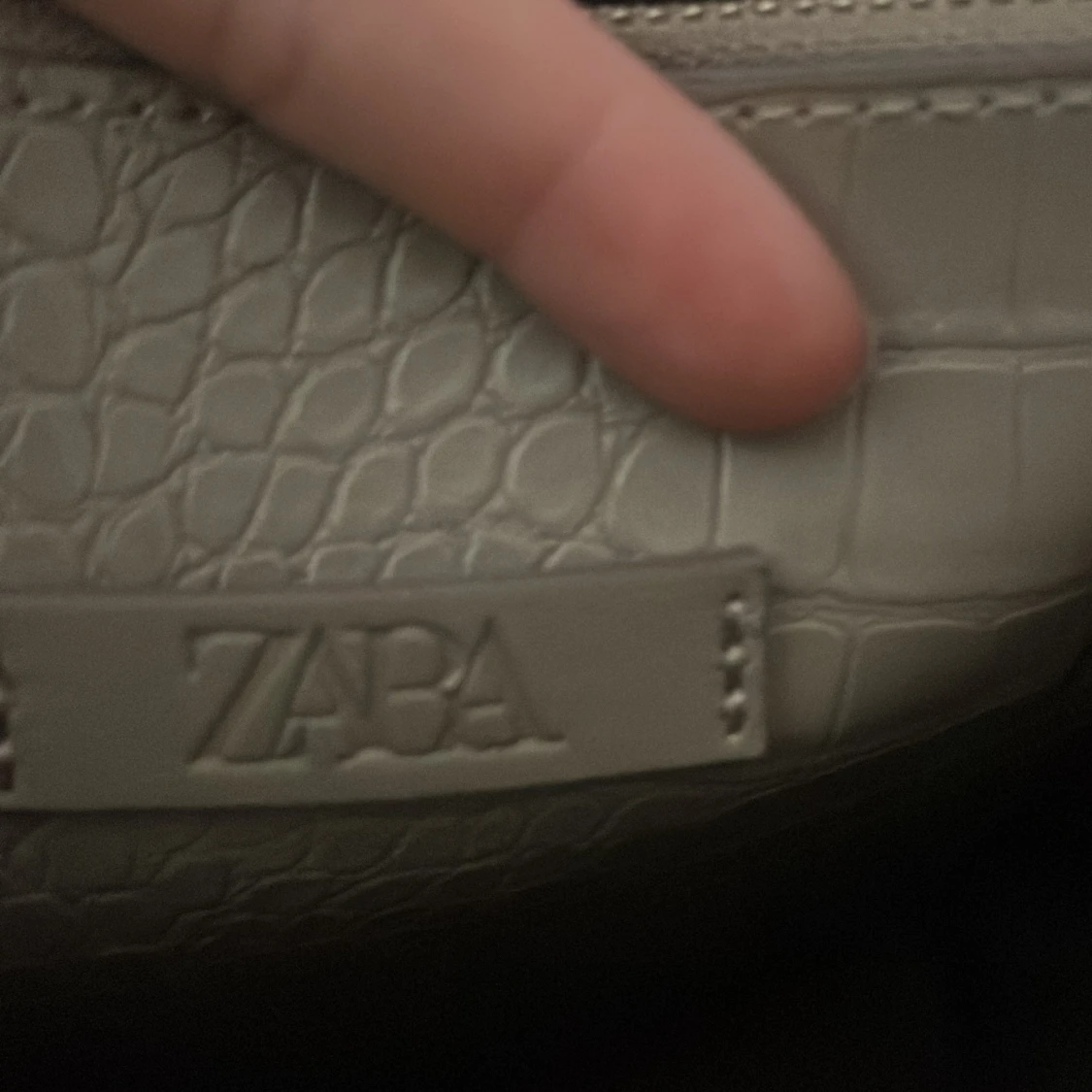 Beige axelväska i crocopräglat skinn Zara - 3