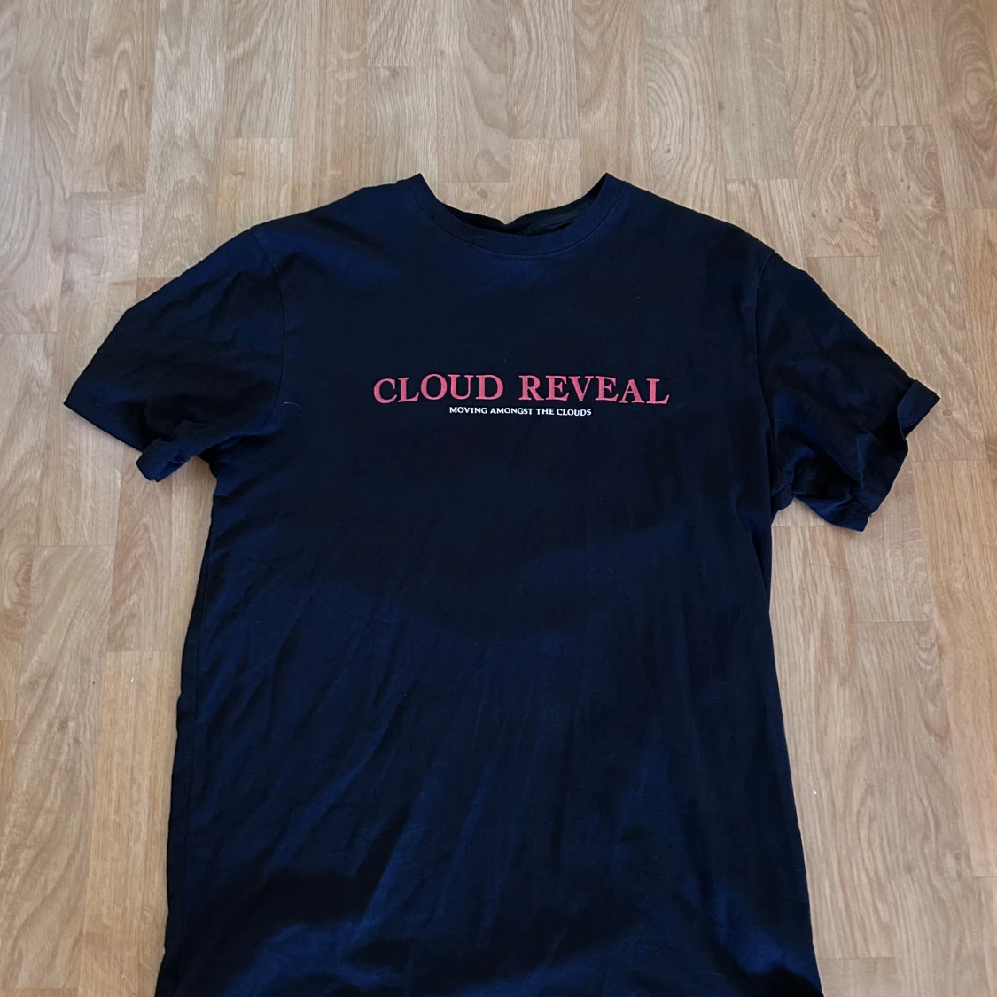 Svart t-shirt Cloud Reveal från Smog