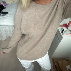 Cashmir mixad tröja - Så skön och simpel tröja i chashmir blandning. Tyvärr har den ett pyttelitet hål på ena armen men det syns knappt🐻