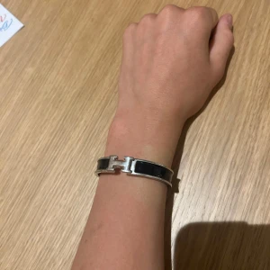 Svart silver armband  - Väldigt snyggt svart silver armband passar till allt mest till killar men inga problem med outfits med detta armbandet.
