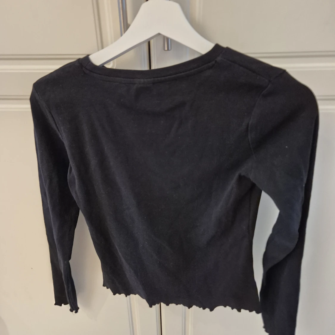 Svart långärmad topp med broderad ros - 1