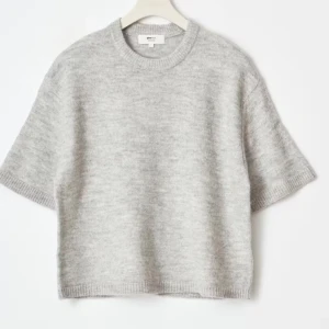 Grå stickad kortärmad tröja - Från Gina Tricot, säljer eftersom den knappt används! alltså bra nytt skick. slutsåld!