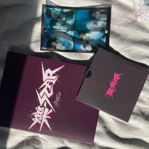 Skz album rock star - Det finns inga PhotoKort med utan bara photobok och cd och själva albumet💞(man får allt som är med på bilderna