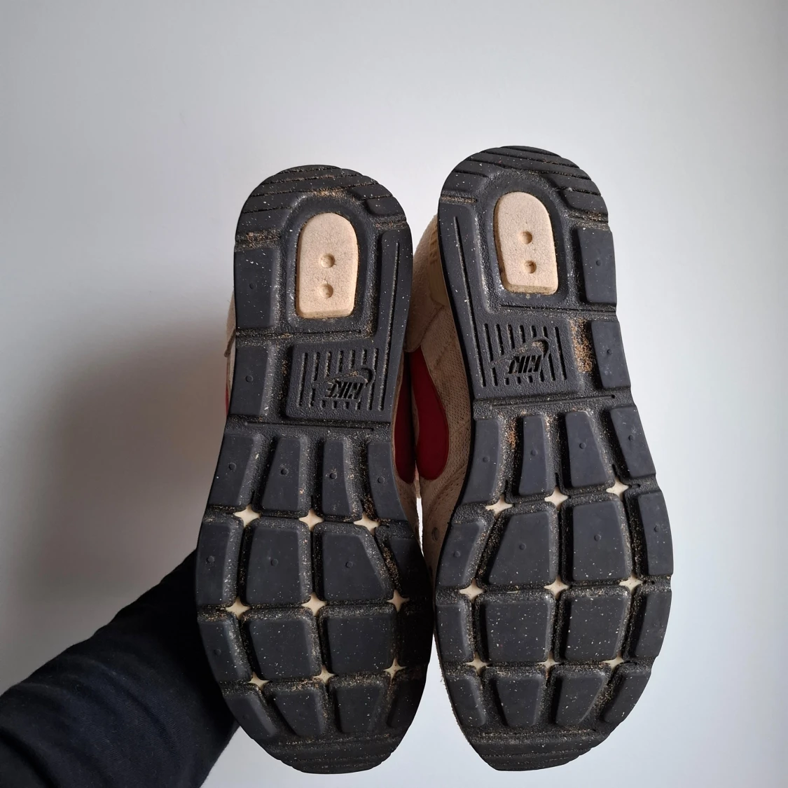 Beige Nike sneakers med röd swoosh - 1