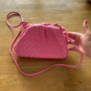 Flätad rosa axelväska i syntet - Jättefin flätad väska, en inte fläck på insidan som inte går bort men syns knappast annars jättefint skick, skriv för mer frågor💕