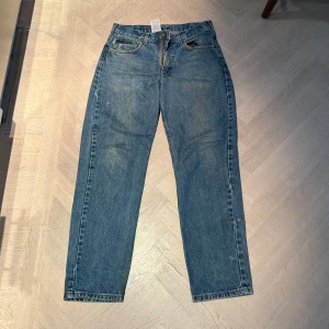 Mörkblå Carhartt Jeans - En par mörkblå Carhart jeans, rak passform.