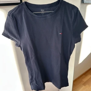 Tommy Hilfiger tröja - Köpte av en annan här på Vinted, kom aldrig till användning tyvärr. Fint skick. Liten i storleken men har stretch.