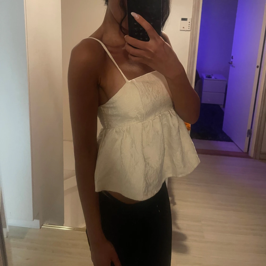 Vit spetslinne med volang - 1