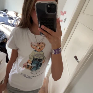 Ralp lauren t-shirt!!💞 - Söt T-shirt från Ralp luren i bomull med print. Perfect till sommaren. T-shirten har lite bus fläckar innanför men inget som märks när man har på den. Tvätt ingår innan jag postar!!💞