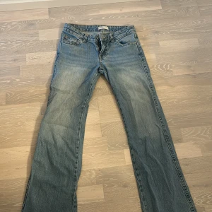 Blå jeans från Perfect Jeans - Klassiska blå jeans från Perfect Jeans med bootcut och femficksdesign. Jeansen har normal passform och är tillverkade i ett slitstarkt denimtyg. Perfekta för en avslappnad stil.