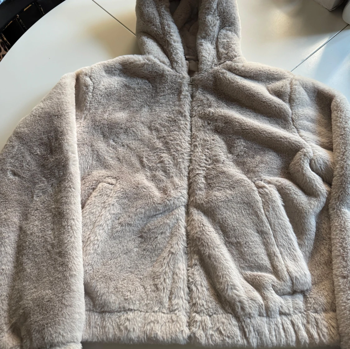 Beige pälsjacka med huva från HM