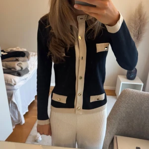 Kofta - Säljer så fin kofta med guldknappar, en knapp har trillat av men sys på innan försäljning!🥰
