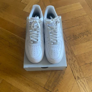 Nike Air Force 1 vita - Klassiska vita Nike Air Force 1 sneakers | Skorna är i 9,5/10 skick | använda typ 2 gånger max | skit snygga för sommaren och BOX medföljer | Har inget fysiskt kvitto men kan säkert hitta i mailen | köpta för 2 år sen på JD sport | Pris kan diskuteras | Ställ frågor ifall ni känner att ni behöver |