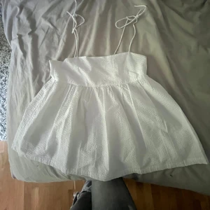 Gullig vit topp 💕 - Gullig topp från levǝtē strlk M jätte fin för sommaren 🤍 med gulliga band 💕skriv vid frågor kan gå ner i pris 🙌🏽