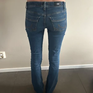 LTB jeans - Säljer ett par klassiska blå jeansbyxor från LTB med normal passform och låg midja. Perfekta till vardags och lätta att matcha med olika toppar. Säljer då dom inte kommer till användning och ör lite långa för mig.