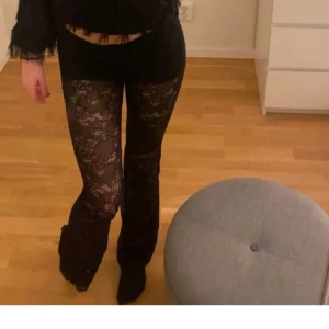 Svarta spetsbyxor med utsvängda ben - Säljer ett par svarta byxor i spets med utsvängda ben. Använda endast en gång. Tillkommer inga shorts❤️