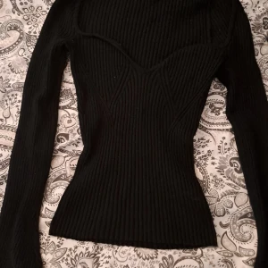 Ribbstickad tröja  - Fin ribbstickad tröja ifrån hm!! Skriv för frågor🩷