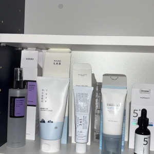 Hudvårdsprodukter och serum från koreanska märken - Flera koreanska hudvårdsprodukter, bland annat toner i sprayflaska, rengöringskräm, serum och ansiktskräm. Förpackningarna är i vitt, blått, svart och lila. Tyvärr passade inte produkterna min hudtyp, annars jätte bra produkter och i nytt skick. Allt är endast testat. 345 Relief cream 50 ml, Dokdo Cleanser 1025 i 150 ml, COSRX AHA/BHA toner 150 ml, Centella Sun Cream 50 ml, Numbuzin No 5 vitamin serum 30 ml. Allt totalt kostade cirka 1200 kr men säljer hela rutinen för 549. Kvitto finns på allt