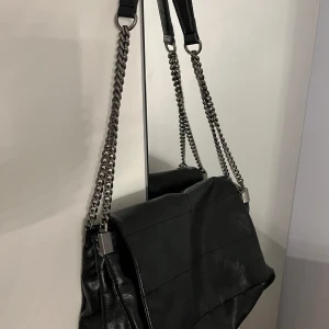 Svart Zara Väska  - Svart väska ifrån Zara som funkar perfekt till flertal outfits och scenarios, är använd fåtal gånger  ❤️