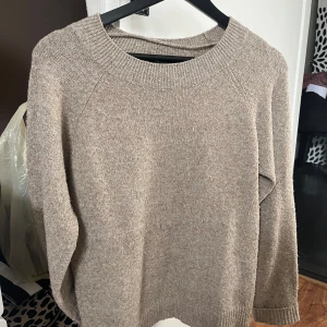 Vero Moda Stickad Tröja Beige - Säljer min virala ”VMDOFFY PULLOVER” stickad tröja! ⭐️⭐️ SELLING OUT FAST! 🔥  LITEN I STORLEKEN enligt dem. Nyköpt för 300 kr 💕 De är som smått knotter, dedär fram men inget man direkt tänker på, utan jättefin på! ✨🤝 
