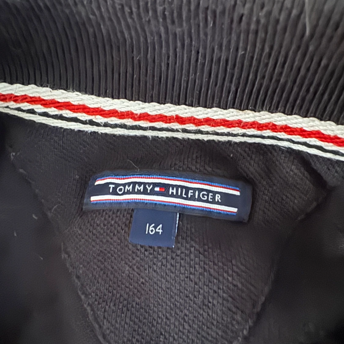 Svart pikétröja från Tommy Hilfiger - 1