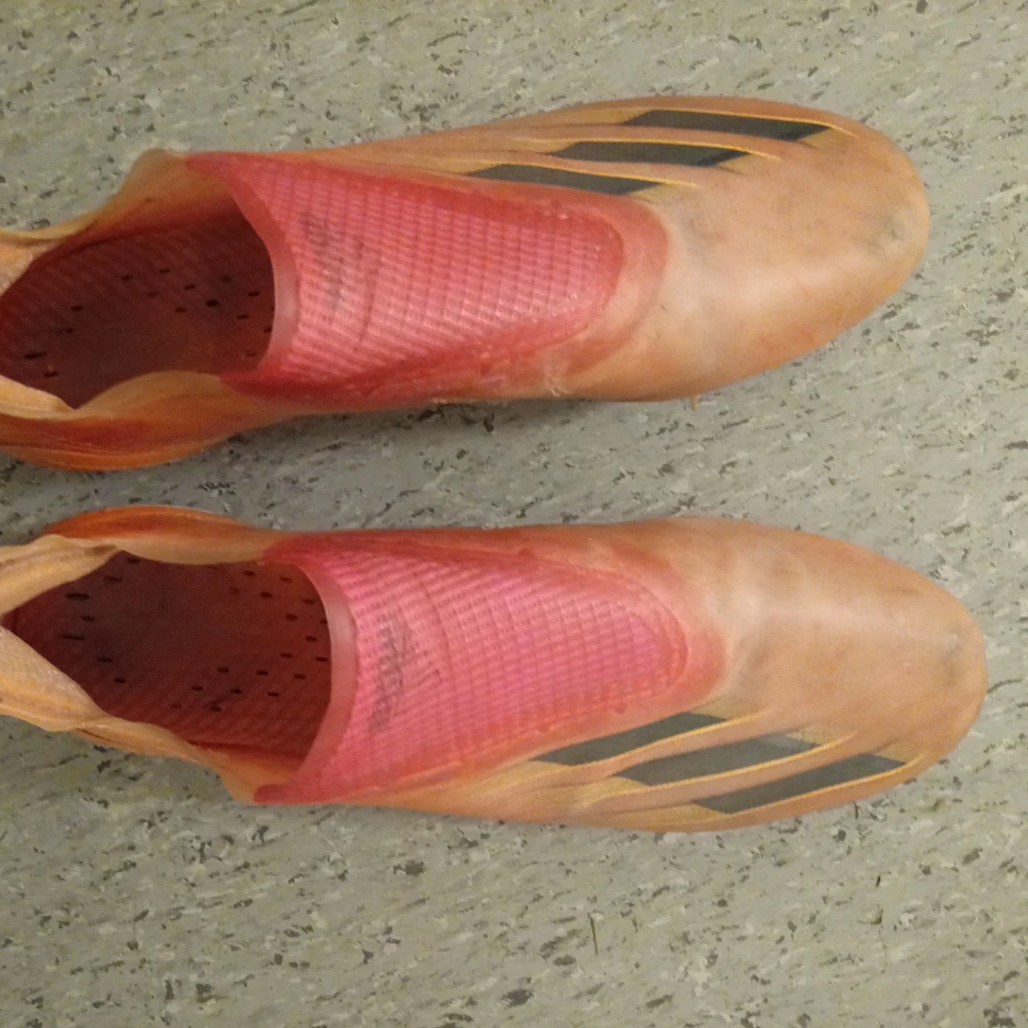 Adidas fotbollsskor i orange och rosa