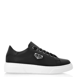 Svarta sneakers från Philipp Plein - Stilrena svarta sneakers från Philipp Plein med vit platt sula och silverfärgad logodetalj på sidan. Skorna har snörning och rund tå, tillverkade i skinn för en lyxig känsla. Perfekta för dig som gillar en clean och modern look. HELT NYA, fast pris, storlek 39,40,41,42,43,44,45. Nypris 5700kr