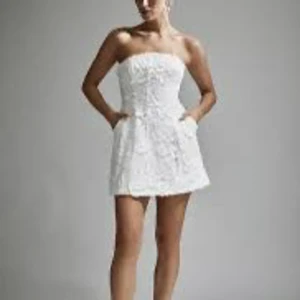 Bardot lace hourglass dress - Säljer denna klänning från Bardot då den var för stor på mig, hann inte lämna tbx i tid då jag hade tänkt sy in den, men aldrig gjorde det. Endast testad och med lappen kvar. Perfekt till studenten 🥰