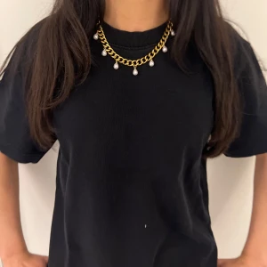 Halsband med pärlor - Priset går att diskutera och det finns även i silverfärg. Guldpläterad 18k halsband på rostfritt stål som är justerbar 38-43cm. Det ingår även en present ask. Jag har en annan annons med samma halsband, billigare dock ingår inte present asken.