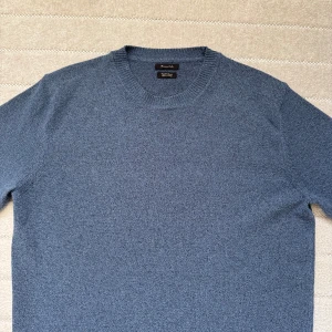 Blå stickad tröja från Massimo Dutti - Säljer en snygg blå stickad tröja från Massimo Dutti. Perfekt för fina tillfällen och extremt bekväm. Säljer denna då den inte används. 