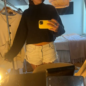 Mörkblå stickad polotröja - Mysig mörkblå stickad polotröja med lång ärm och hög hals. Tröjan har en rak passform och psssar i alla väder!🙌🏼