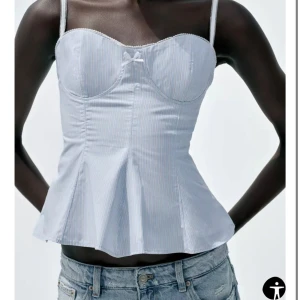 Ljusblå randig topp från zara - Hel sårillans ny topp från zara i storlek M. Aldrig använt. Originalpriset är 340kr. Jätte fin inför sommar !!