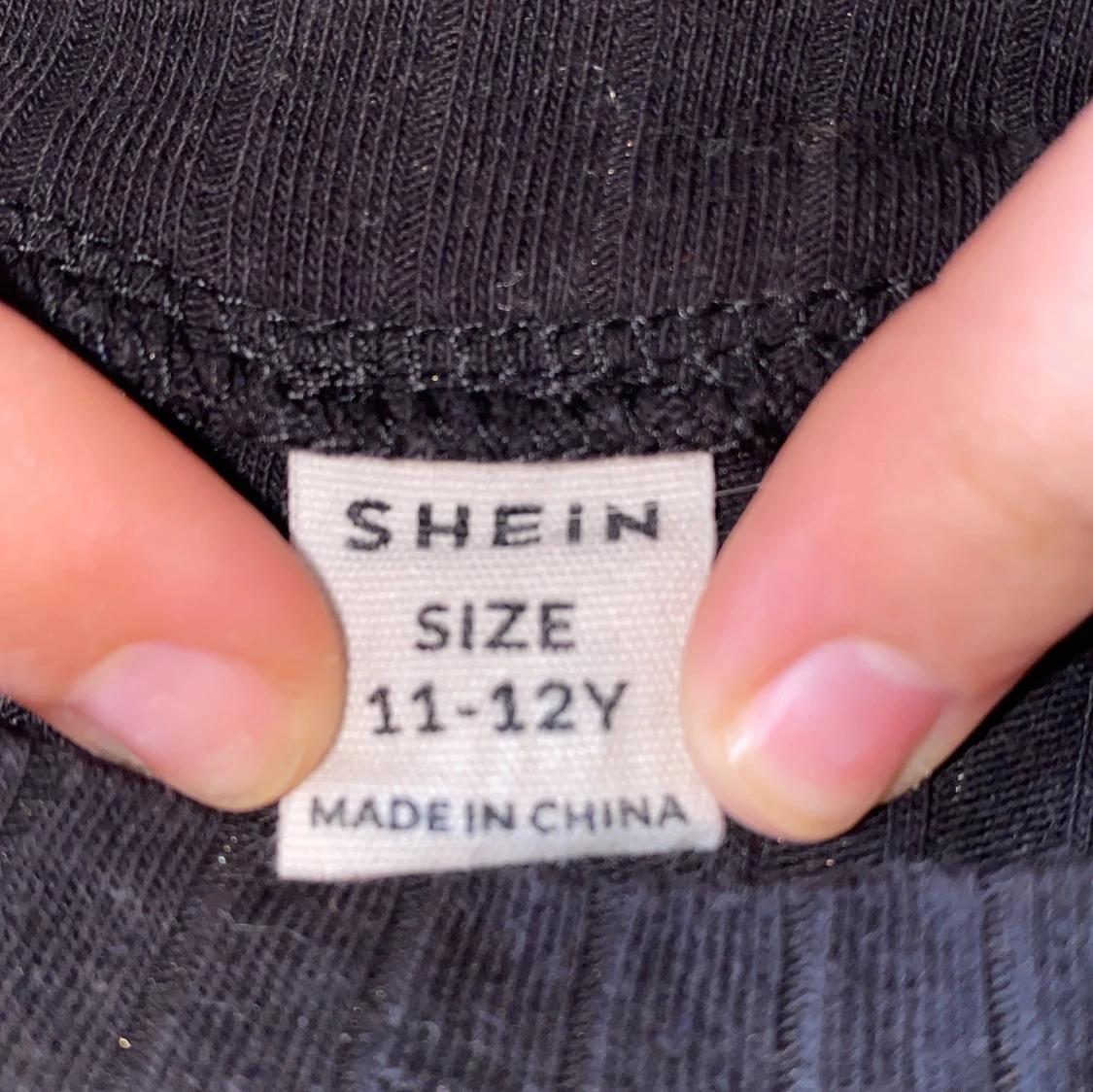 Svart croppad ribbad t-shirt med texten 'Angel' - 4