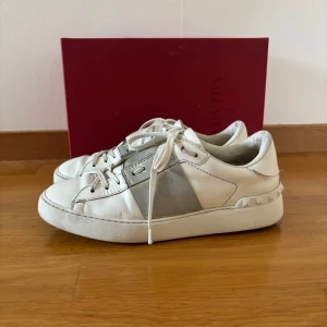 Valentino skor - Köpte skorna på Plick, använt dem 2 gånger men dem är lite stora. Riktiga valentinos, står i brevet man får med. Extra skosnören kommer också med.