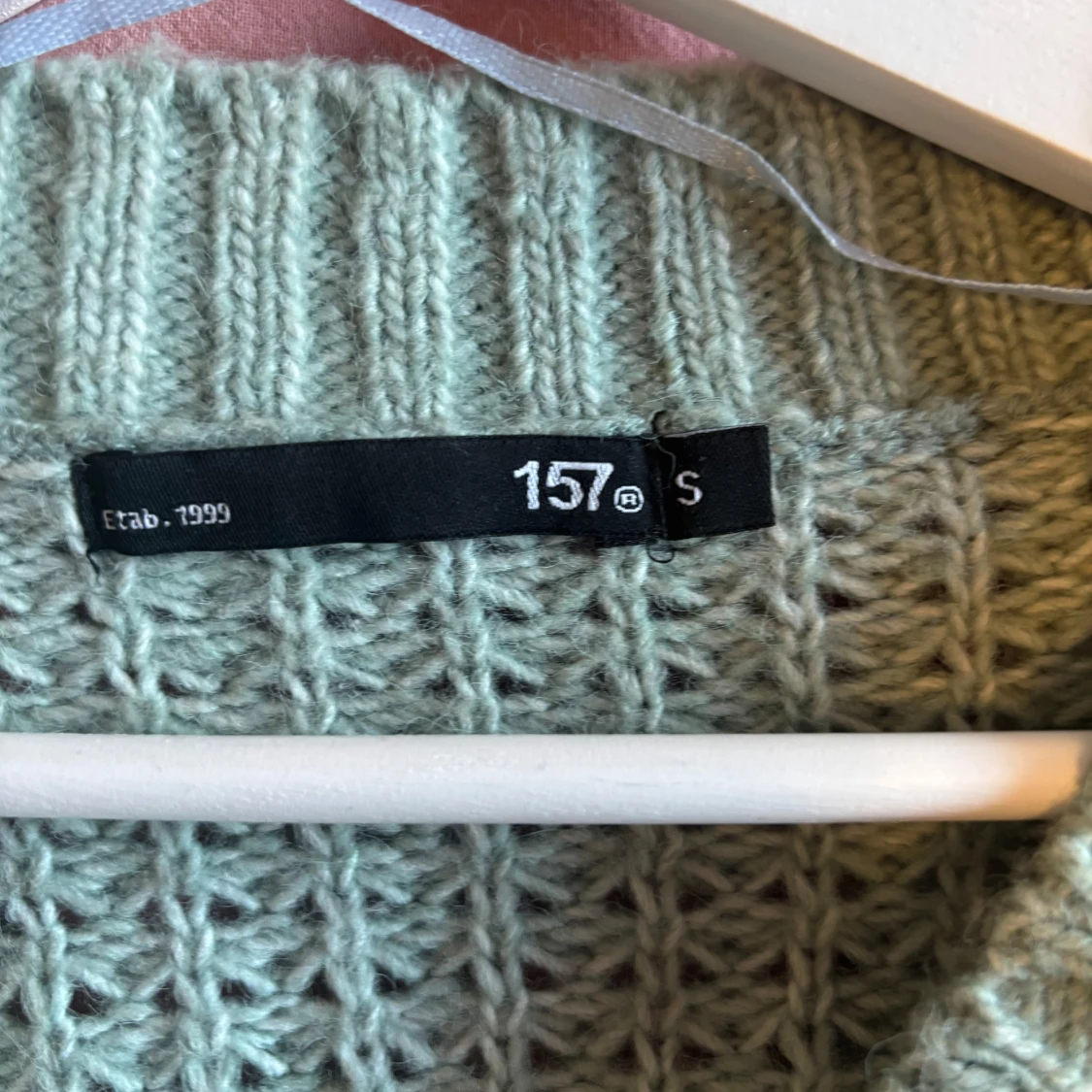 Ljusgrön stickad tröja med v-ringning från Lager 157 - 2