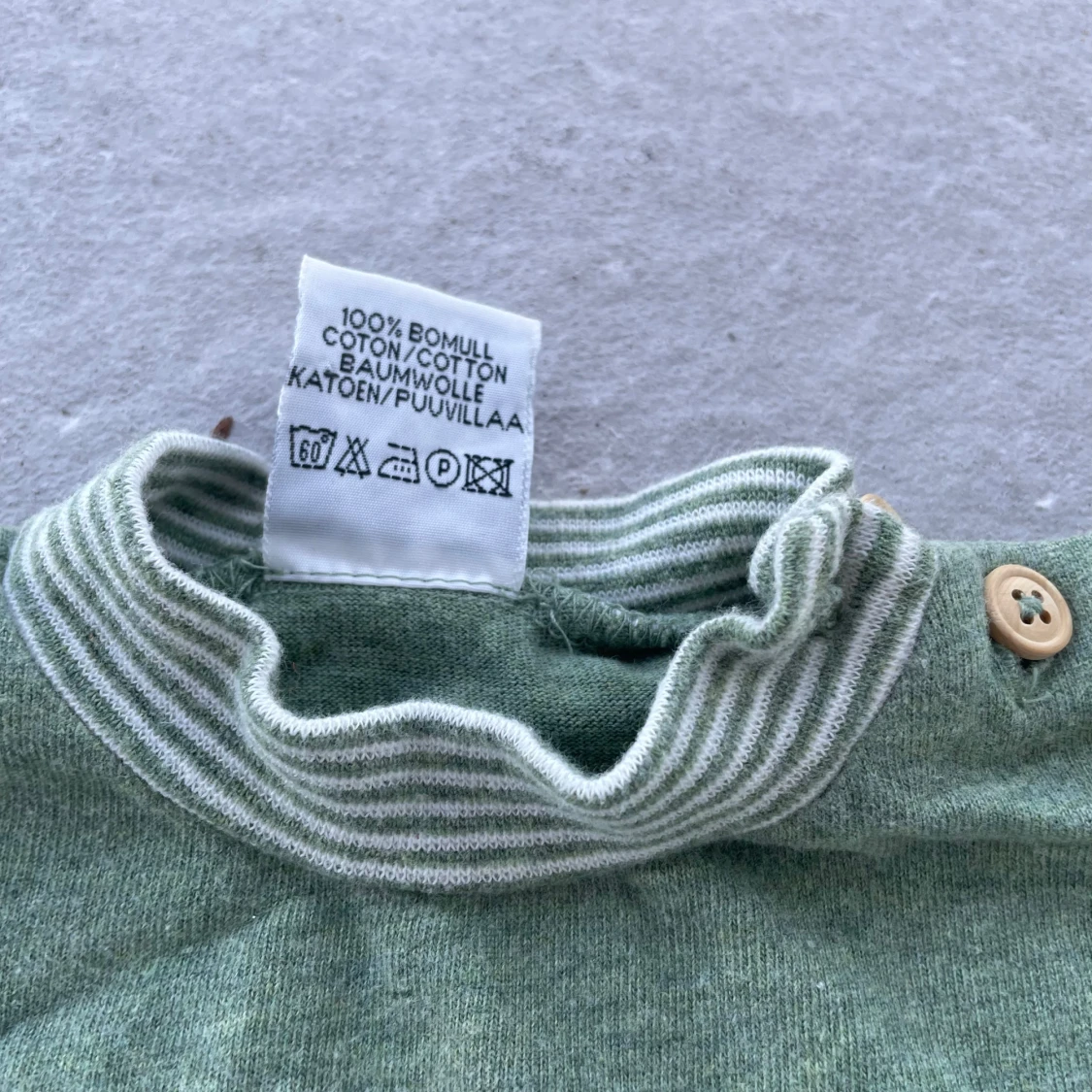 Grön bomullströja med broderi och knappar - 2