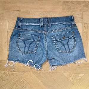 Blå jeansshorts - Säljer mina favvo jeansshorts från Miss Sixty! Tyvärr är de för små för mig och därav säljer jag dem. Jättefint skick, inga skavanker osv. Midjemått: 36cm