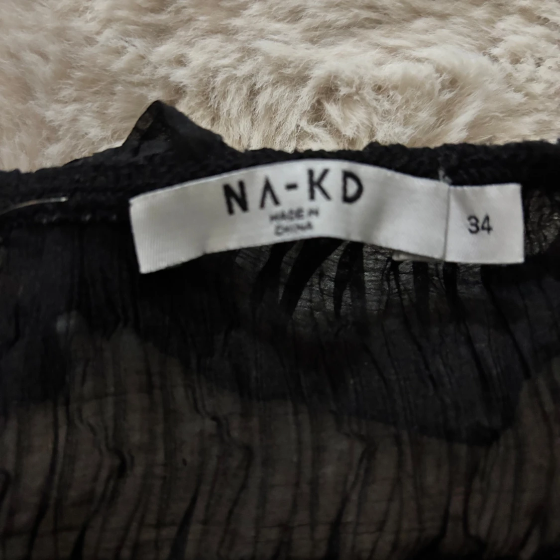 Svart blus med volang från NA-KD - 1