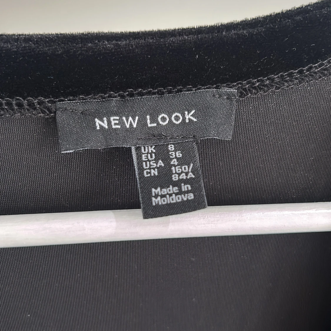 Svart omlottklänning i sammet från New Look - 1