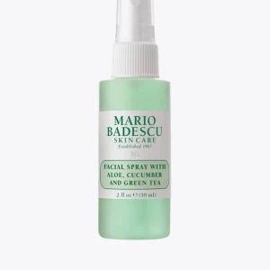 Mario Badescu Face Mist duo - Två ansiktssprayer från Mario Badescu, en med aloe, örter och rosenvatten (rosa) och en med aloe, gurka och grönt te (grön). Båda i smidiga sprayflaskor på 59 ml, perfekta att fräscha upp huden med under dagen. Ca hälften kvar av båda, säljer båda för 50kr eller 30kr styck