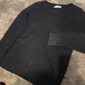 Mörkblå stickad tröja från VILA - Mysig mörkblå stickad tröja från VILA med rund halsringning och långa ärmar. Perfekt för kyligare dagar och enkel att matcha med olika outfits. Pris kan gå att diskutera💘