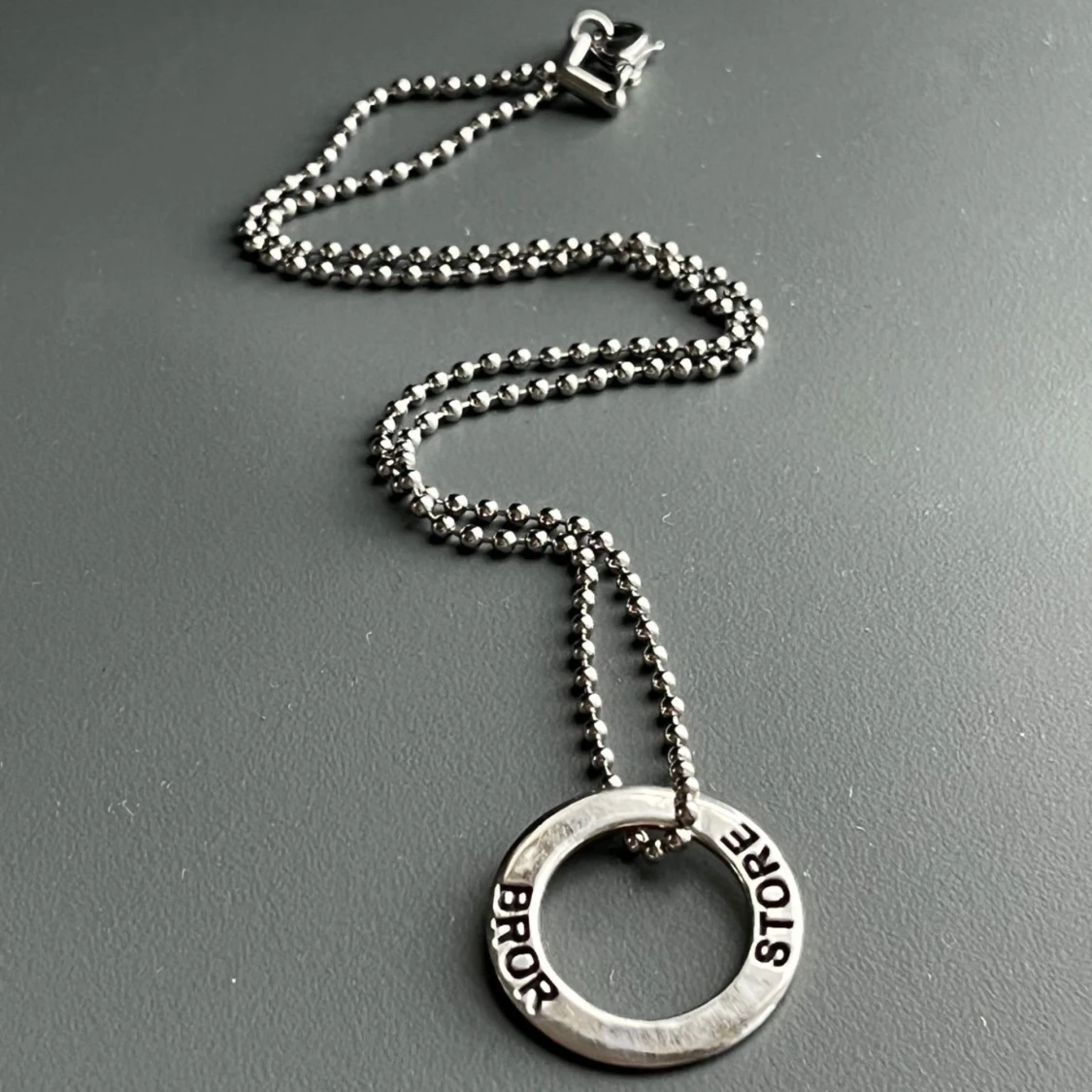 Nytt halsband med 925 sterling silver - stämplat - hänge m texten "Storebror" Butikspris 399 kronor