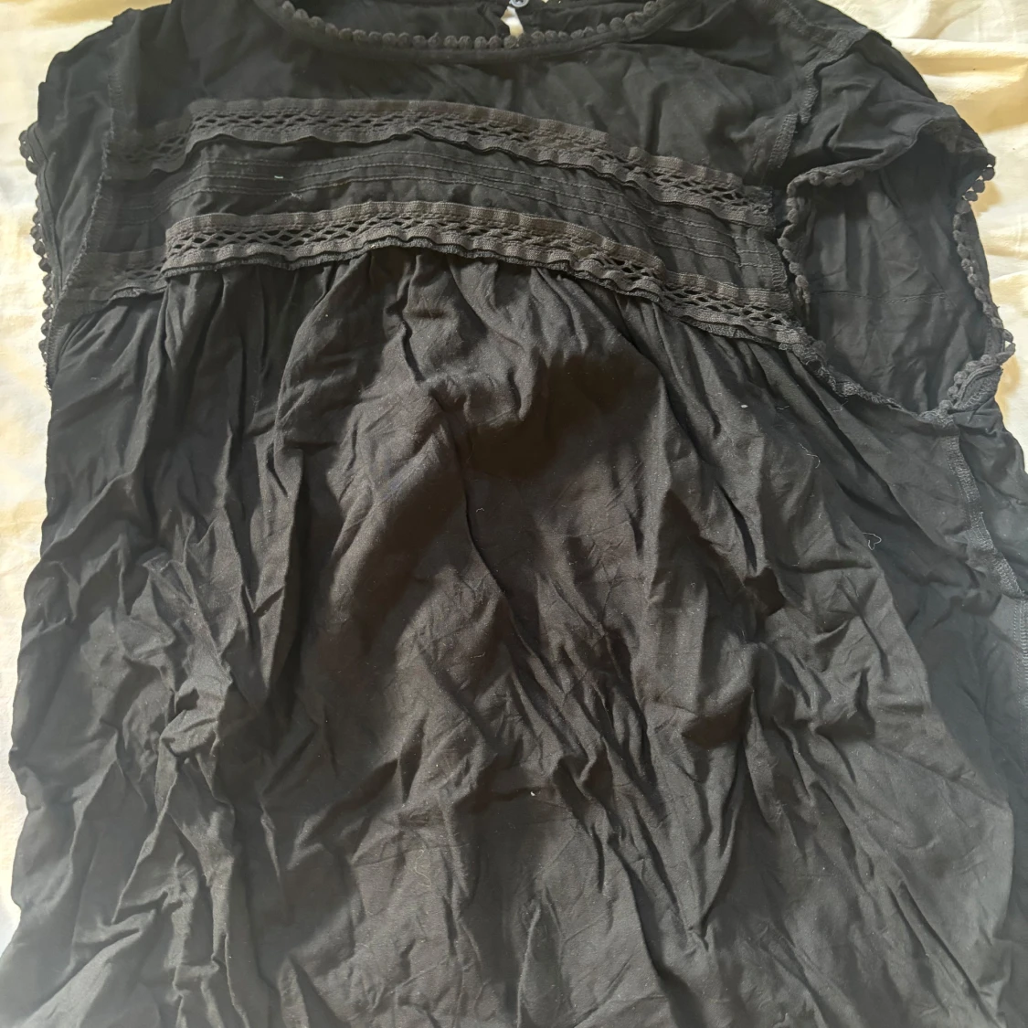 Svart blus med spetsdetaljer