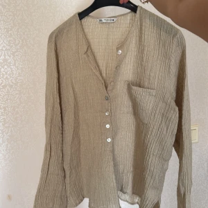 Beige blus  - Beige rynkig blus från Zara 💕