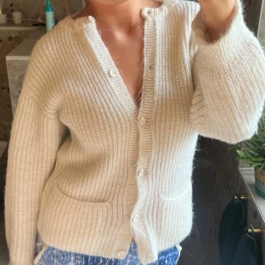 Vit stickad kofta - Så snygg vit stickad kofta! Egenstickad. Går att ha öppen elelr knäppt🤍