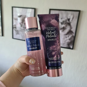 Victoria's Secret Velvet Petals Starlit parfym och body lotion - Säljer ett set med Velvet Petals Starlit från Victoria's Secret. Parfymen och body lotionen har en söt doft av björnbärsträ och sockrad aprikos. Flaskan är genomskinlig med rosa detaljer och lotionen kommer i en lila tub med stjärnmotiv. Misten endast provsprutad och bodylotion helt oöppnad. 