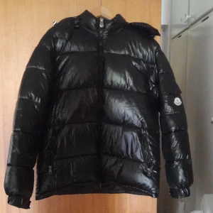Svart pufferjacka från Moncler - Den är storlek S men sitter som S-M. Säljer då jag söker annat. Jätteskön jacka som bara är använd ett fåtal gånger. NFC-Scan funkar såklart. Inga defekter alls. Priset är ej hugget i sten. Skriv för mer bilder!🙌🏻